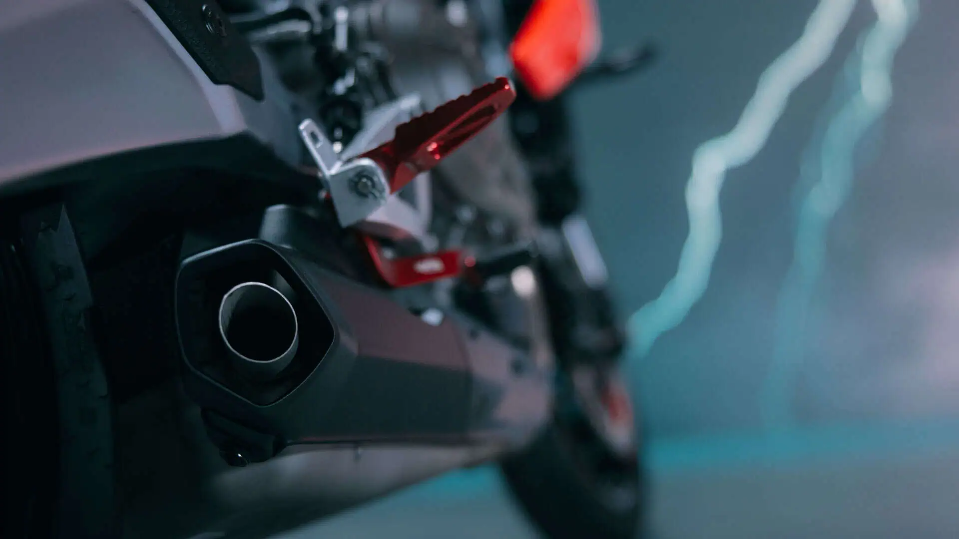13-Detalle-Aprilia-Tuono-457-Aprilia-Colombia