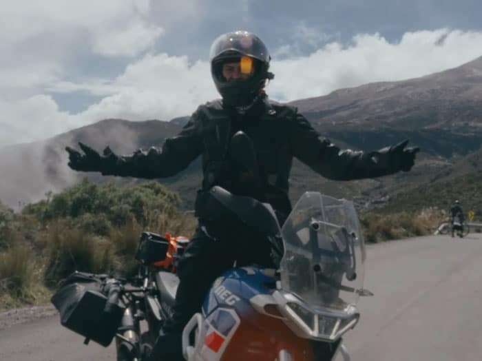 Comparación inevitable Aprilia Tuareg en Colombia 2026