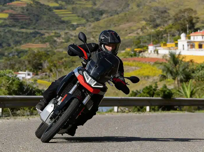 Ergonomia real en viajes largos Aprilia Tuareg para rutas largas en Colombia