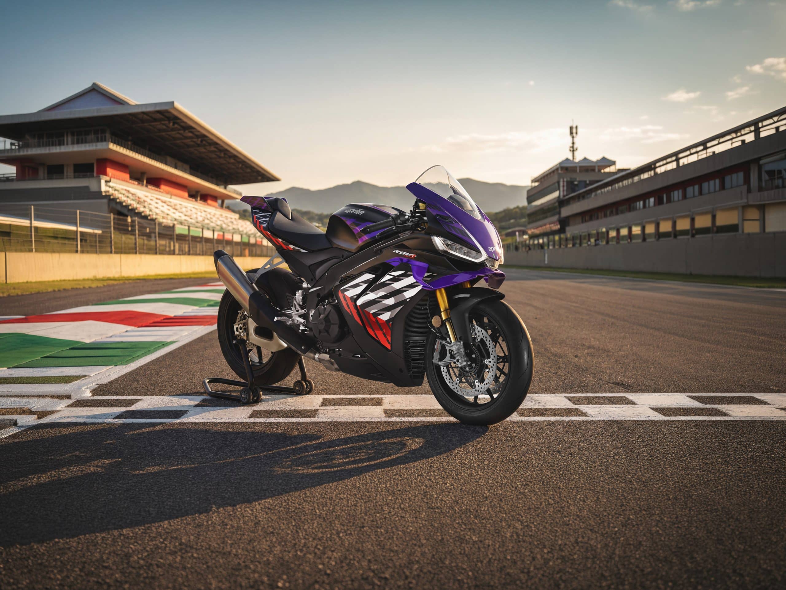 Aprilia_RSV4Factory_my2026_static_1