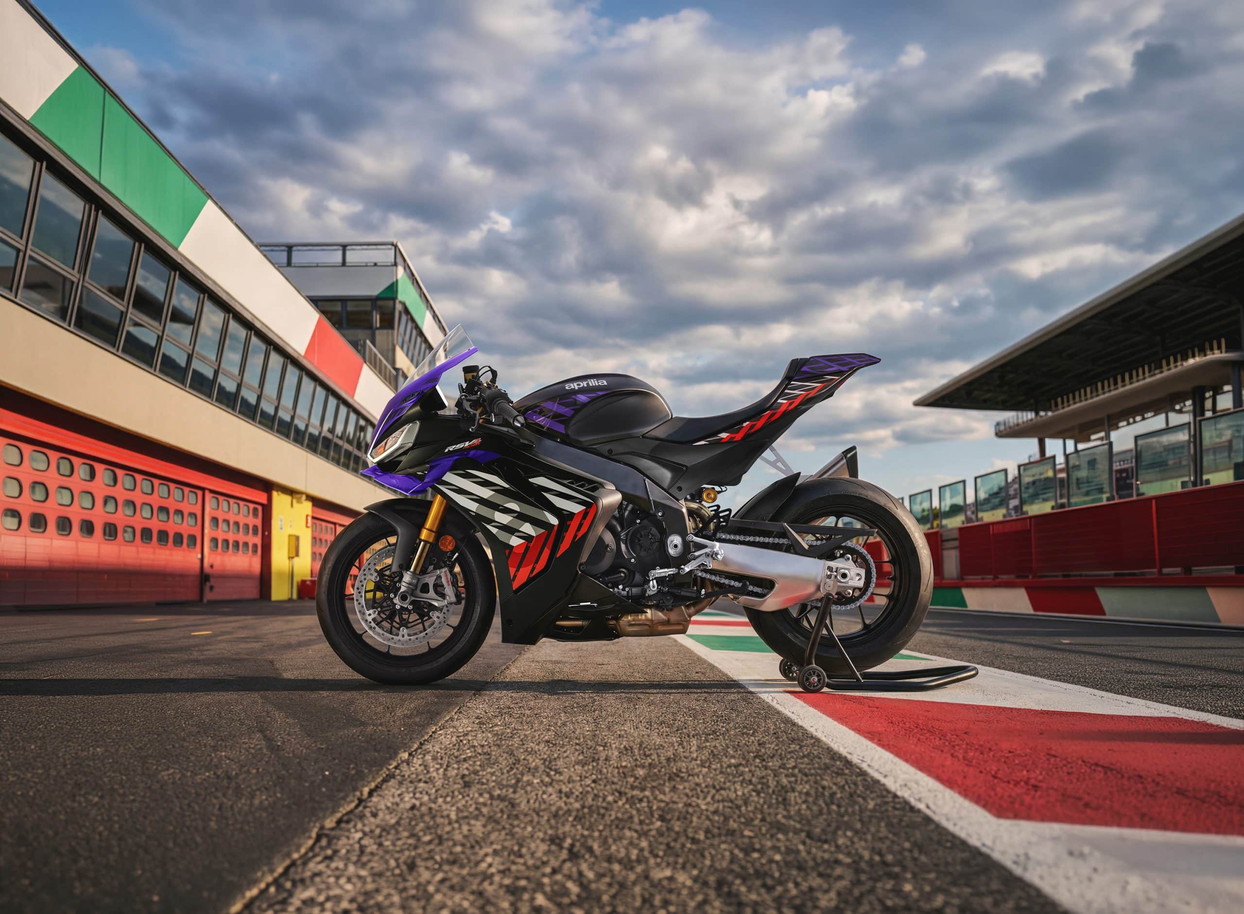 Aprilia_RSV4Factory_my2026_static_2
